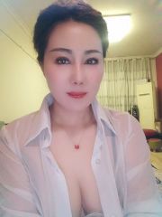 大奶少妇角色扮演